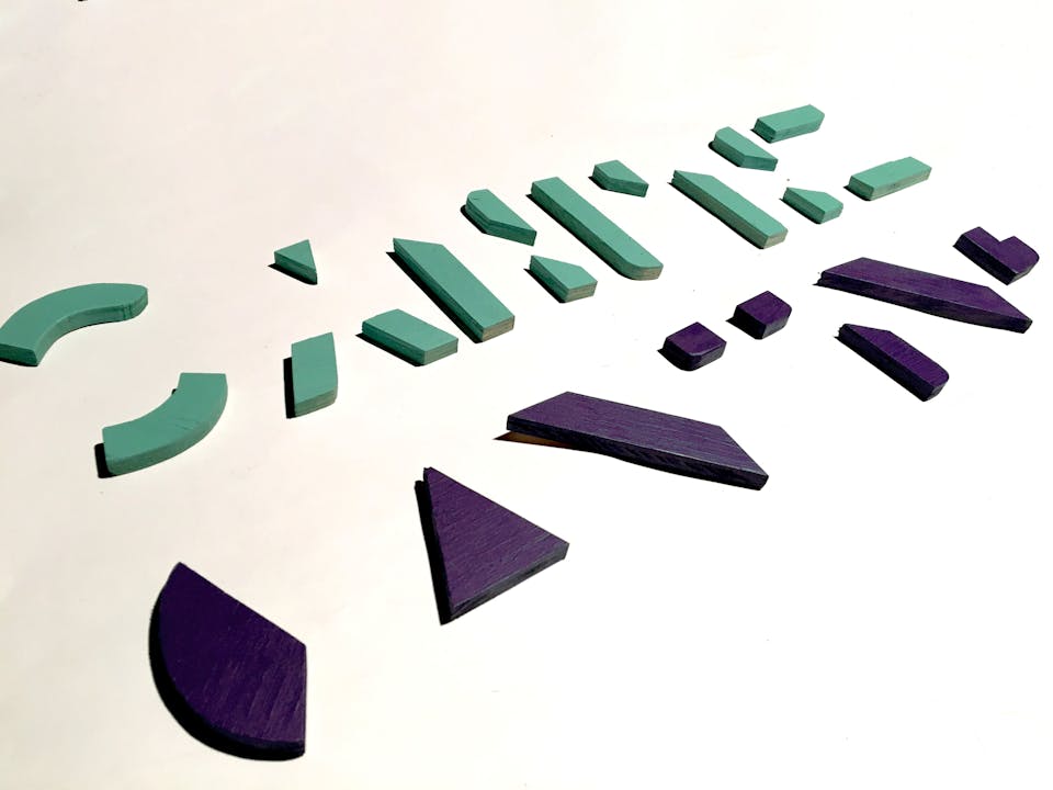Le logo de la Cantine Numérique de l'Île de Nantes, réalisé à partir de petits blocs en bois géométriques par les designers de l'agence de design Studio Katra. 