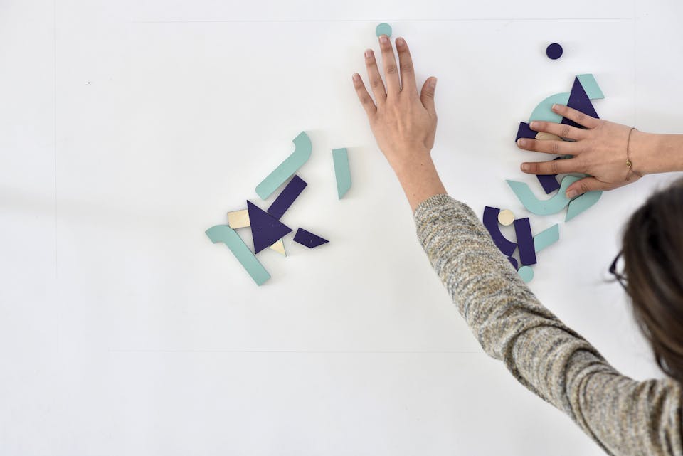 Un Stop Motion réalise par l'agence de Design Katra lors de la création de la nouvelle identité de marque de l'espace de coworking La Cantine Numérique. Une jeune femme mélange des blocs en bois géométriques.