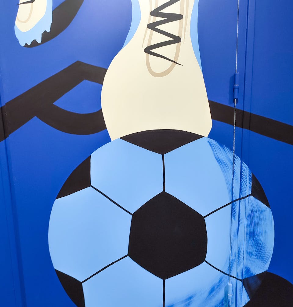 Zoom sur l'une des fresques de l'agence de design graphique Studio Katra au sein d'Intersport Paris-les-Halles, représentant un ballon de football.