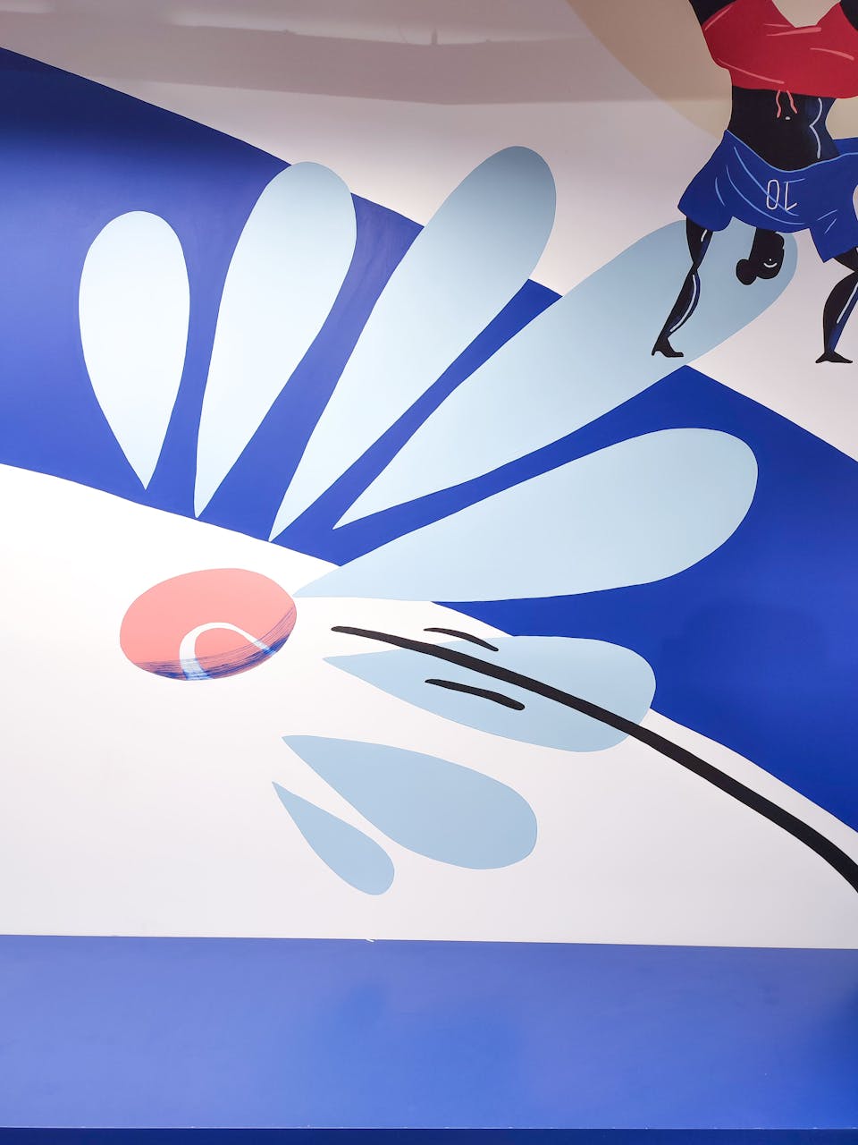 Zoom sur l'une des fresques de l'agence de design graphique Studio Katra au sein d'Intersport Paris-les-Halles, représentant une balle de tennis rebondissant sur le sol.