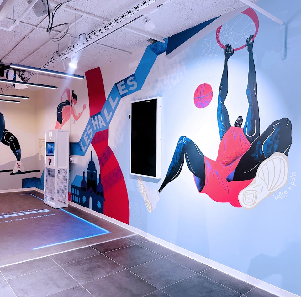 Fresque de l'agence de Design Graphique Studio Katra pour Intersport. On y voit un joueur de basket accroché à un panier, une coureuse montant des marches, ainsi que des représentations architecturales telles que l'Arc de Triomphe.