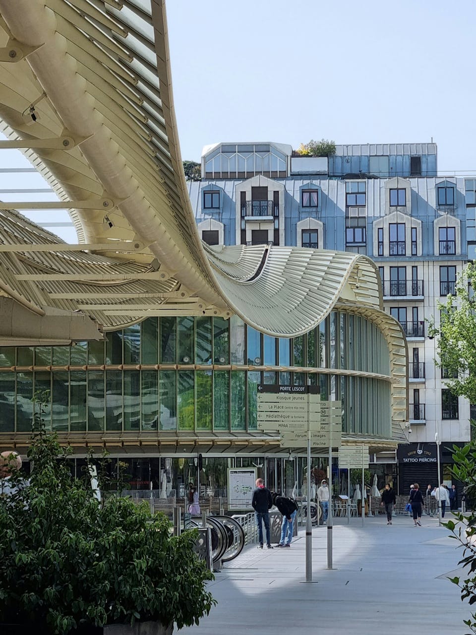 Le bâtiment de la Canopée au sein de la ville de Paris, lieu d'installation q'une nouvelle boutique Intersport où Studio Katra réalisa différentes fresques murales.