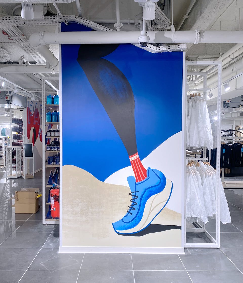 Fresque de l'agence de Design Graphique Studio Katra pour Intersport. On y voit une jambe arborant une chaussure de sport.