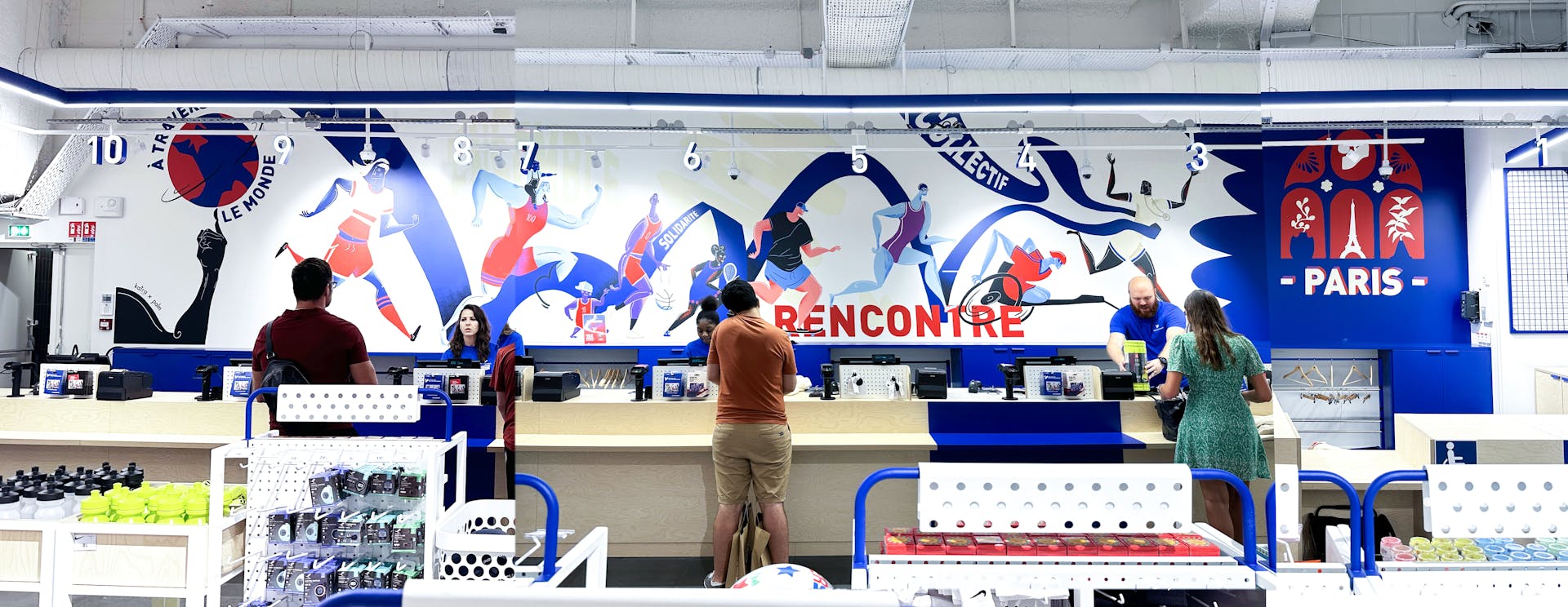 Une section de fresque réalisée par l'agence de Design graphique Studio Katra pour Intersport Paris-Les-Halles au sein de leur espace de Caisses, symbolisant de multiples personnages courant les uns à côté des autres.