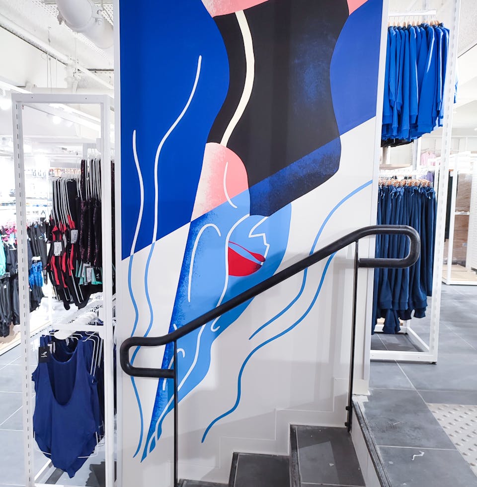 Fresque de l'agence de Design Graphique Studio Katra pour Intersport. On y voit une nageuse plongeant dans l'eau.