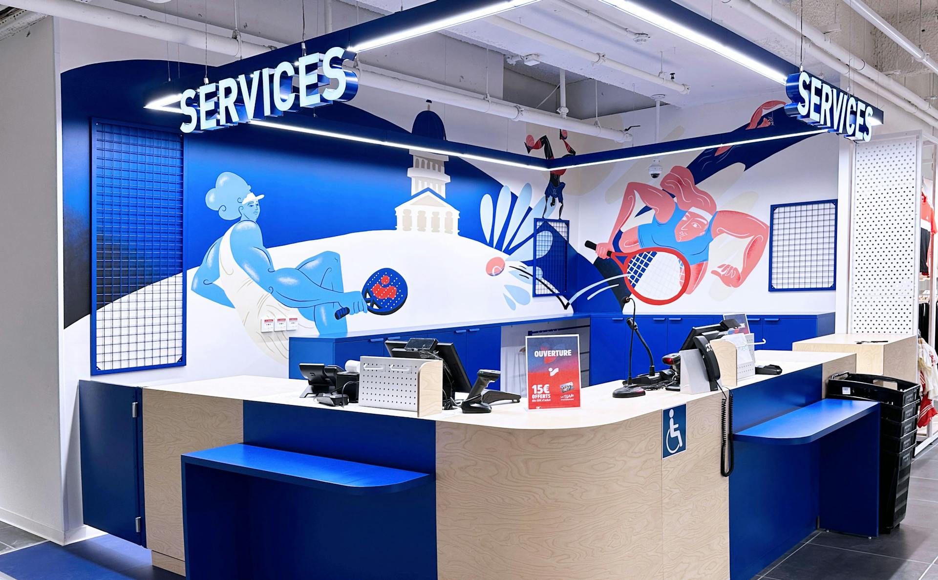 L'espace de service après-vente d'Intersport Paris-les-Halles, arborant une fresque murale du Studio Katra, représentant deux femmes jouant au tennis.