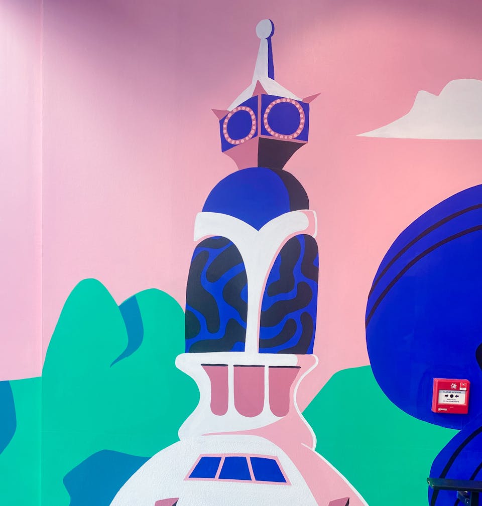 Zoom sur une partie de la fresque de l'agence de design graphique Studio Katra au sein du Décathlon City de Nantes, représentant les hauteurs architecturales de la tour LU, célèbre lieu nantais.