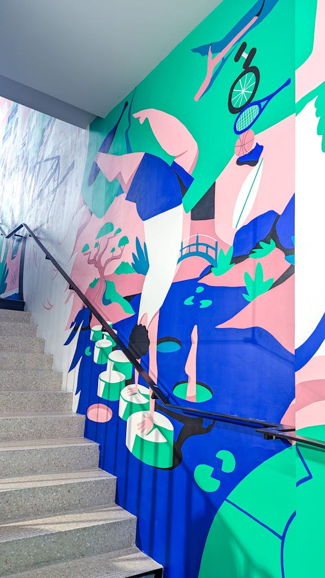 Une partie de la fresque de l'agence de design graphique Studio Katra au sein du Décathlon City de Nantes, représentant un gymnaste faisant le poirier.