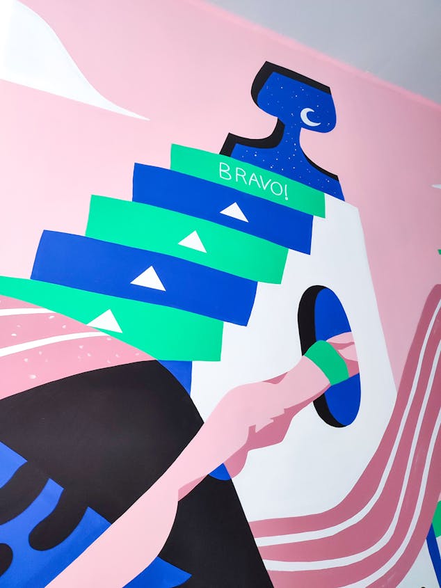 Zoom sur une partie de la fresque de l'agence de design graphique Studio Katra au sein du Décathlon City de Nantes, représentant un podium soutenant un portail vers un autre monde en forme de trophée.