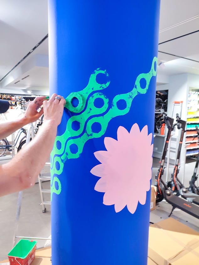 Les designers du Studio Katra habillent l'un des piliers du nouveau Décathlon City de la ville de Nantes, en peignant des chaînes de vélo.