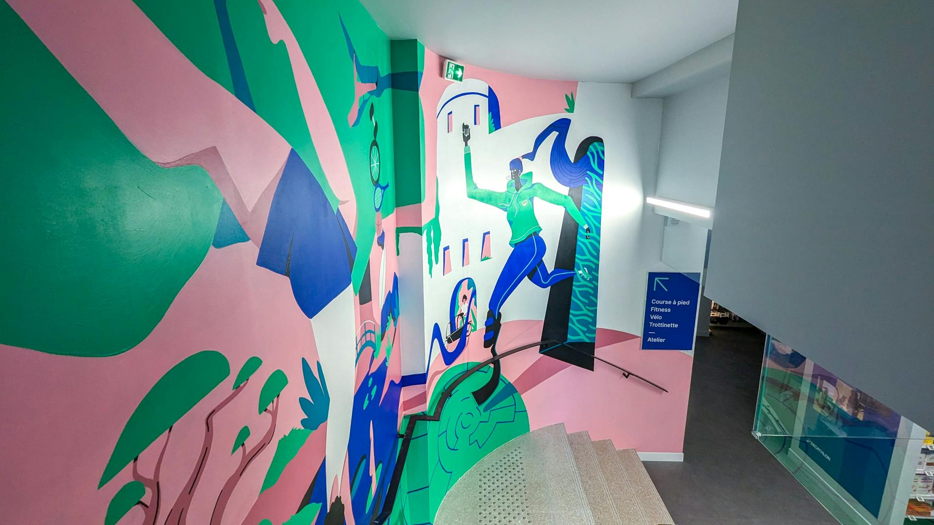 Zoom sur une partie de la fresque de l'agence de design graphique Studio Katra au sein du Décathlon City de Nantes, représentant une coureuse traversant un portail.