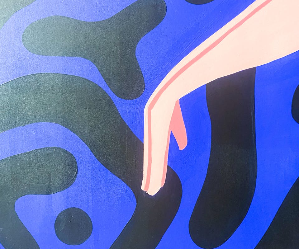 Zoom sur une partie de la fresque de l'agence de design graphique Studio Katra au sein du Décathlon City de Nantes, représentant une main sur un fond aux formes abstraites.