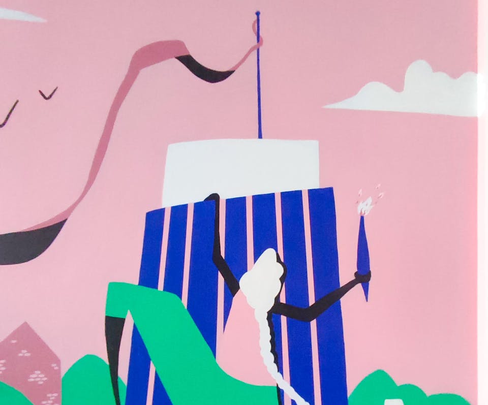 Zoom sur une partie de la fresque de l'agence de design graphique Studio Katra au sein du Décathlon City de Nantes, représentant un personnage escaladant un immeuble, une flamme olympique à la main.