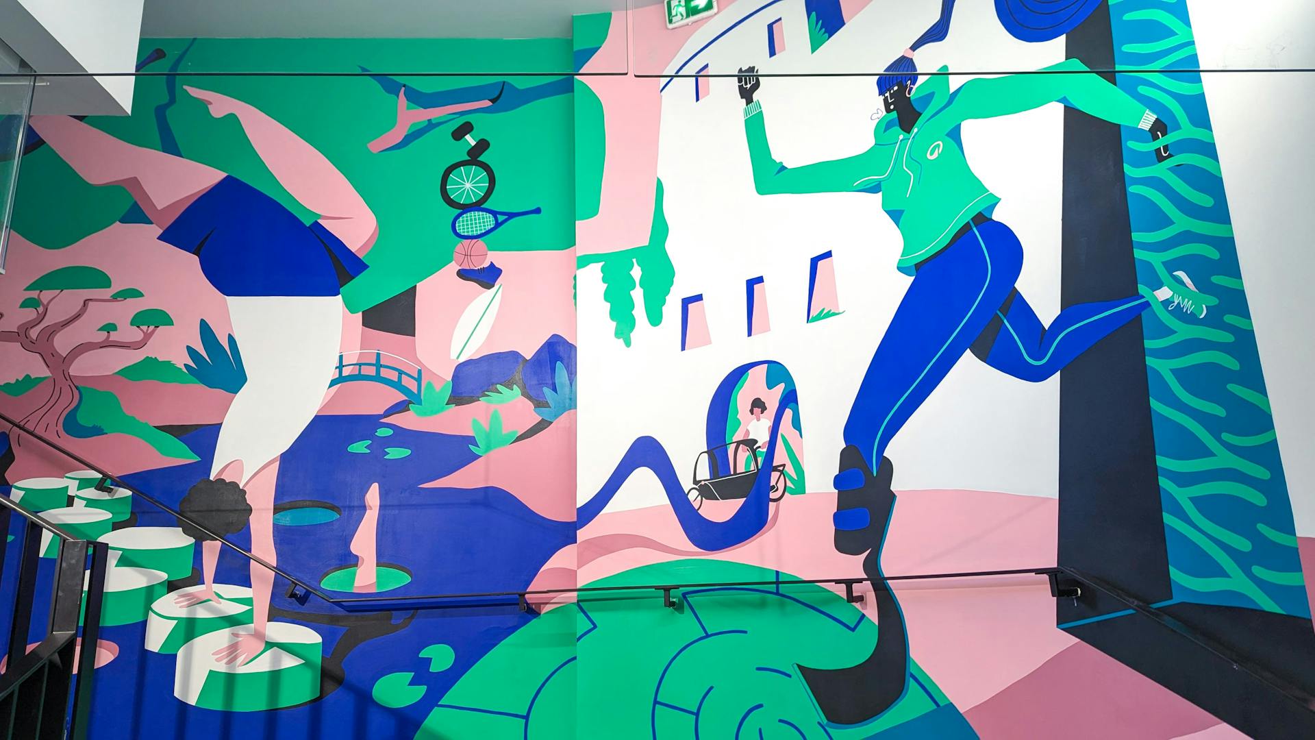 Une fresque de l'agence de design graphique Studio Katra au sein du Décathlon City de Nantes, représentant une coureuse traversant un portail et un gymnaste.