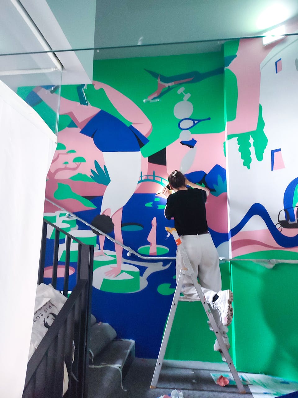 Les équipes des entreprises Studio Katra et Peinture Nantaise réalisent la fresque au sein du nouveau Décathlon City de Nantes.
