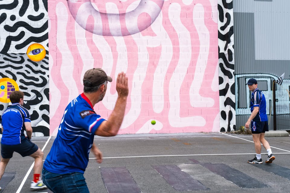 Les sportifs du club Don Bosco inaugurent le nouveau One Wall de l'Île de Nantes en jouant une partie de handball gaélique.
