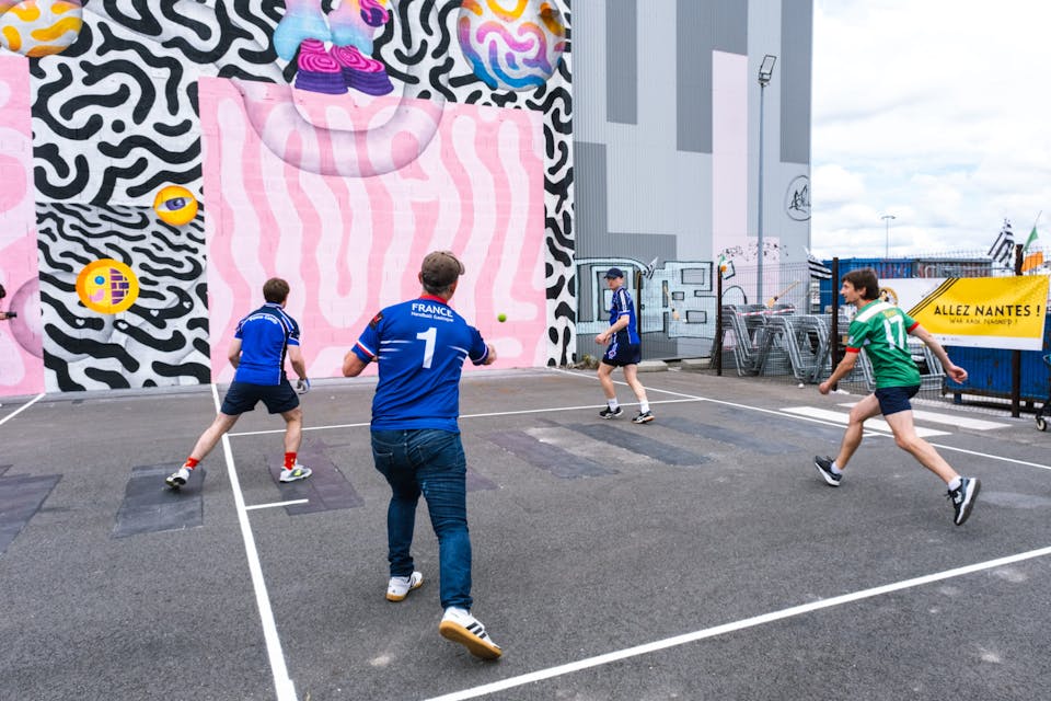 Les sportifs du club Don Bosco inaugurent le nouveau One Wall de l'Île de Nantes en jouant une partie de handball gaélique.