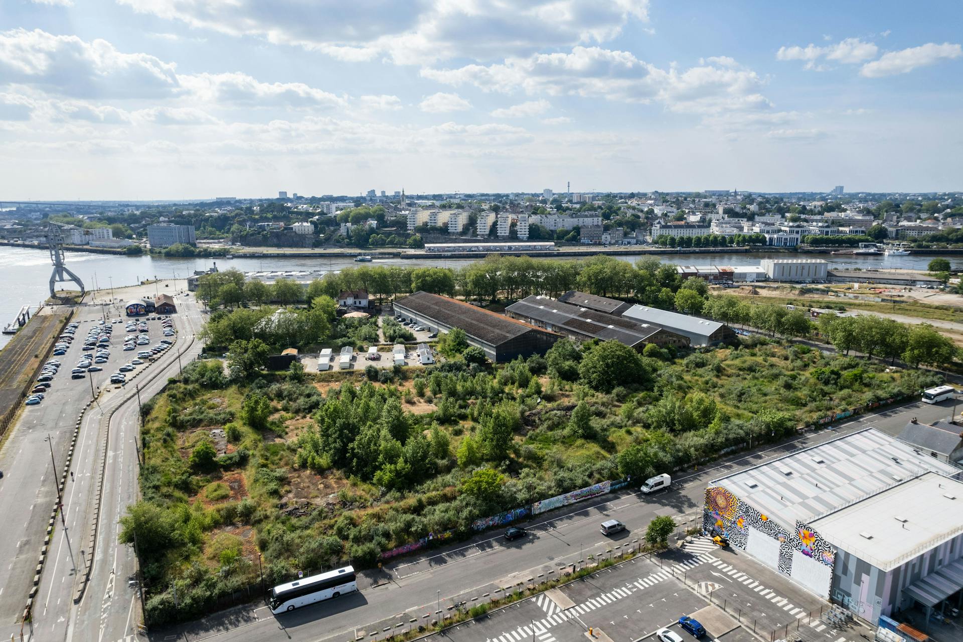 Un espace industriel vu du ciel, transformé par une fresque street art de l'artiste Ocü et de l'agence de design Studio Katra, formant un terrain de design actif destiné à la pratique du handball gaélique.