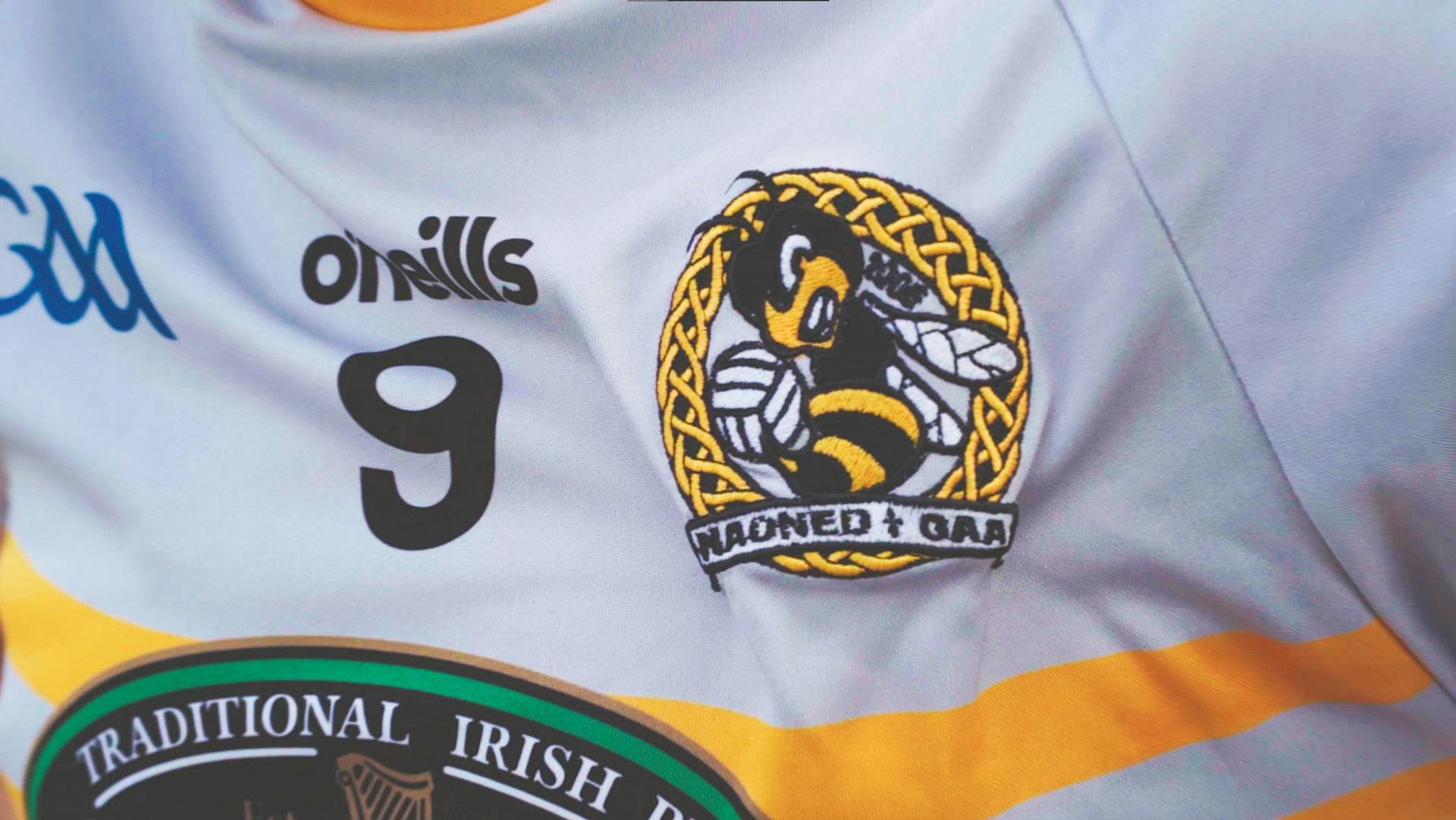 Le blason de l'association nantaise de handball gaélique Don Bosco aposé sur un jersey.