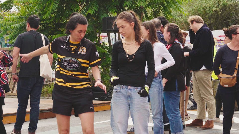 Une joueuse de l'association nantaise de handball gaélique Don Bosco montre à une joueuse novice les bons gestes nécessaires à la pratique de cette discipline.