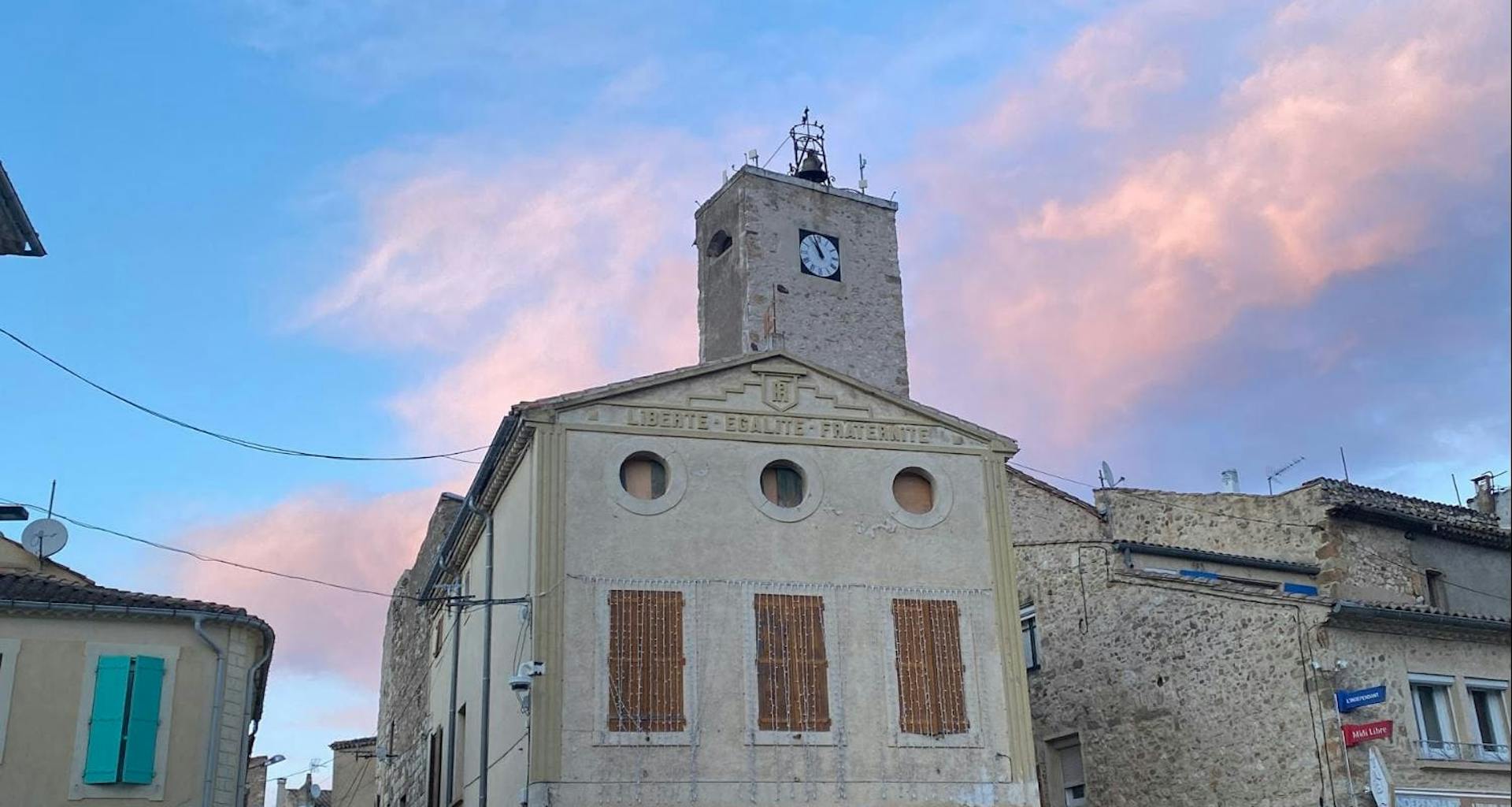 La ville d'Argeliers, dont les nombreux volets fermés laissent à penser que le village est inhabité.