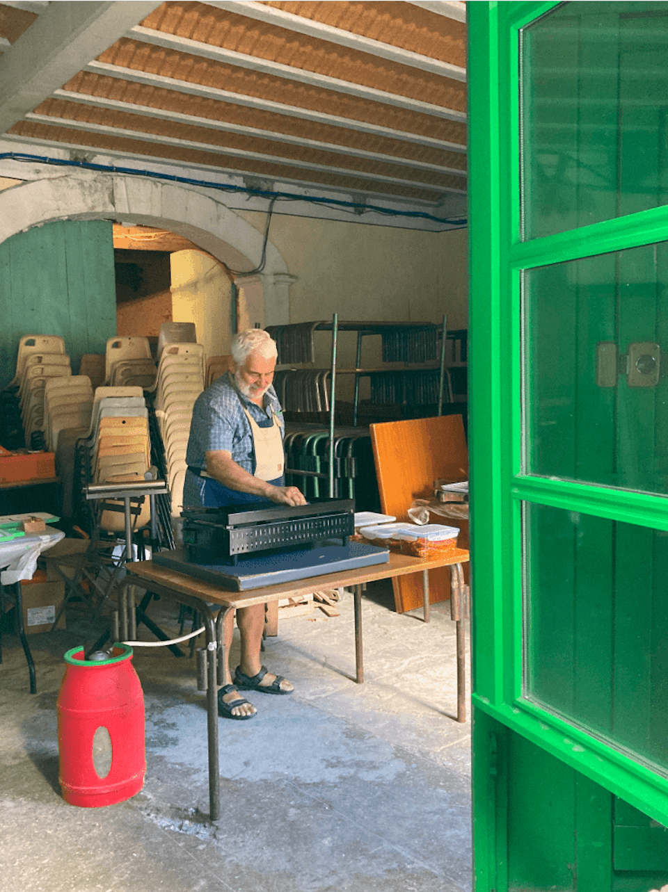 Les habitants bénévoles d'Argeliers travaillent à la construction d'une terrasse extérieure en bois réalisée sur la promenade Marcelin Albert de leur village en compagnie de l'agence de Design Studio Katra.