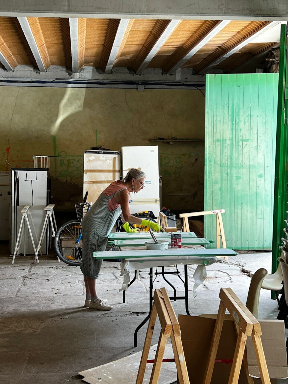 Les habitants bénévoles d'Argeliers travaillent à la construction d'une terrasse extérieure en bois réalisée sur la promenade Marcelin Albert de leur village en compagnie de l'agence de Design Studio Katra.