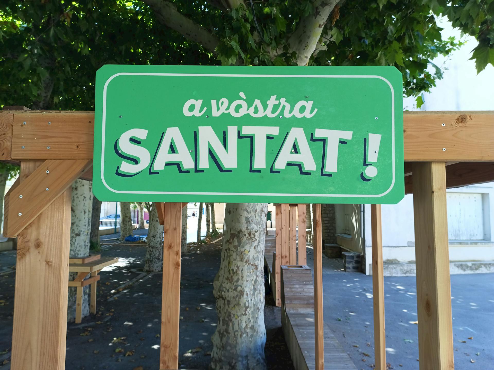 Une enseigne sur laquelle est écrite "A votre santé !" en occitan, réalisée par l'agence de design Studio Katra.