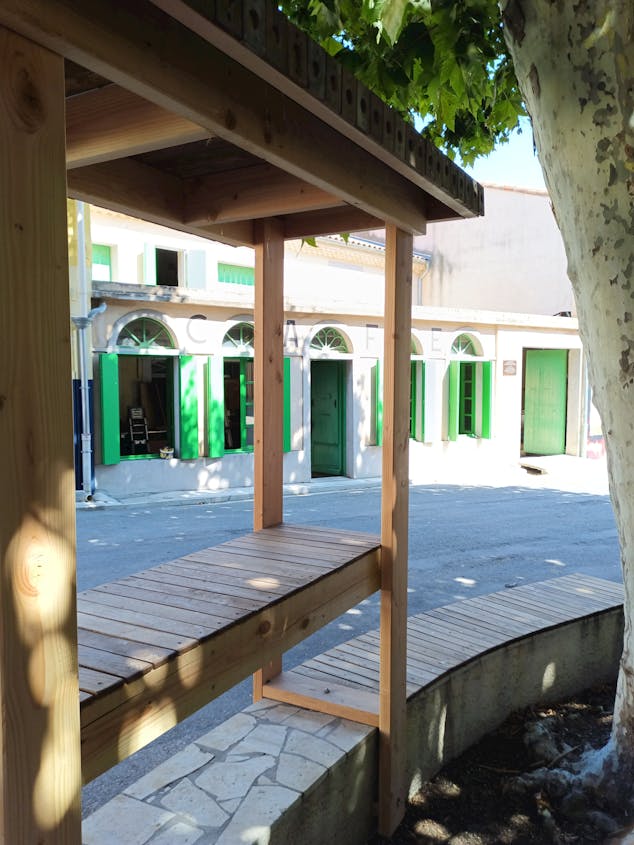 Une terrasse extérieure en bois réalisée sur la promenade Marcelin Albert du village d'Argeliers, par l'agence de design Studio Katra.