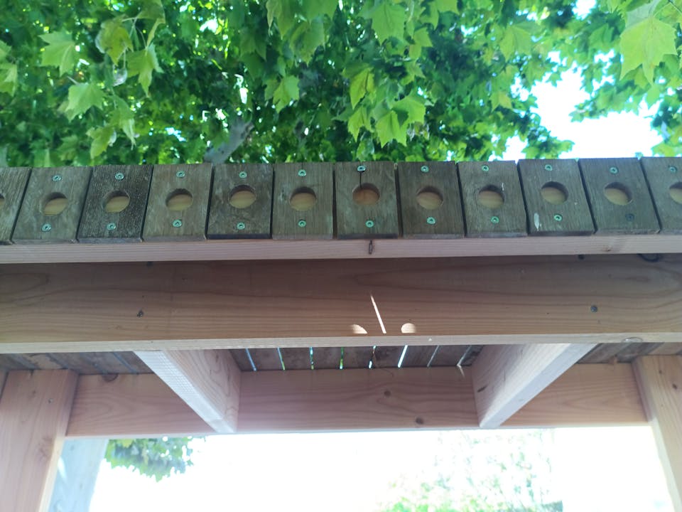 Une terrasse extérieure en bois réalisée sur la promenade Marcelin Albert du village d'Argeliers, par l'agence de design Studio Katra.