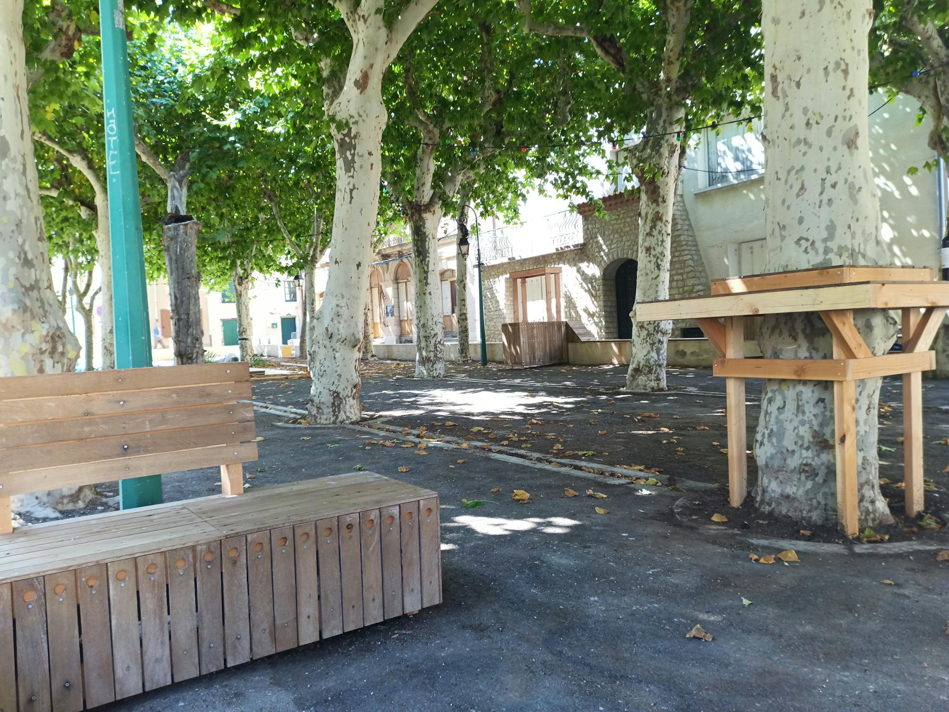 Une terrasse extérieure en bois réalisée sur la promenade Marcelin Albert du village d'Argeliers, par l'agence de design Studio Katra.