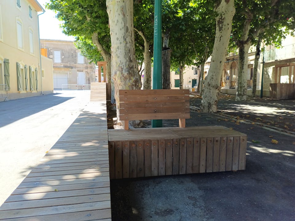 Une terrasse extérieure en bois réalisée sur la promenade Marcelin Albert du village d'Argeliers, par l'agence de design Studio Katra.