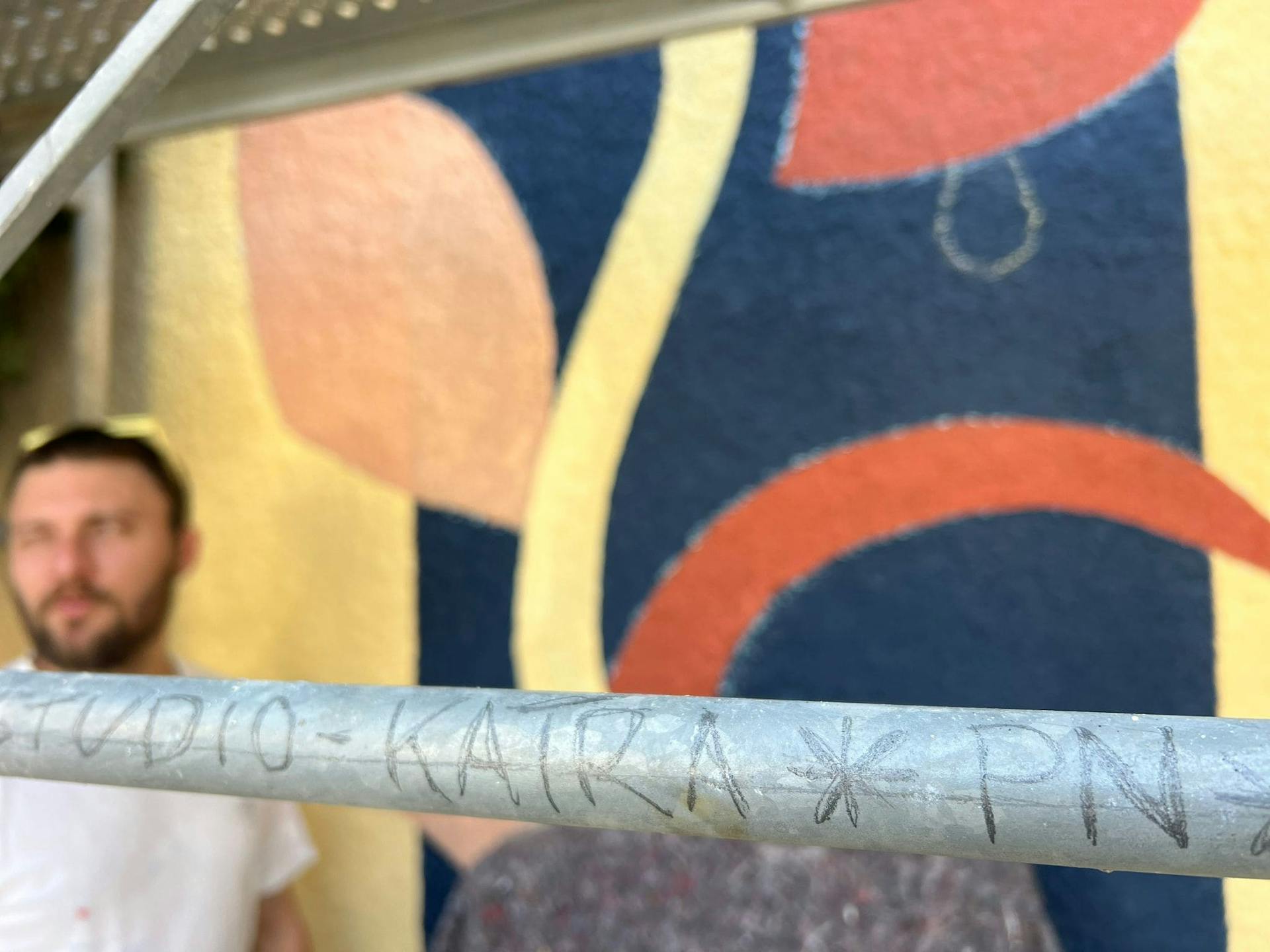 Les signatures du Studio Katra et de Peinture Nantes sur un échafaudage.