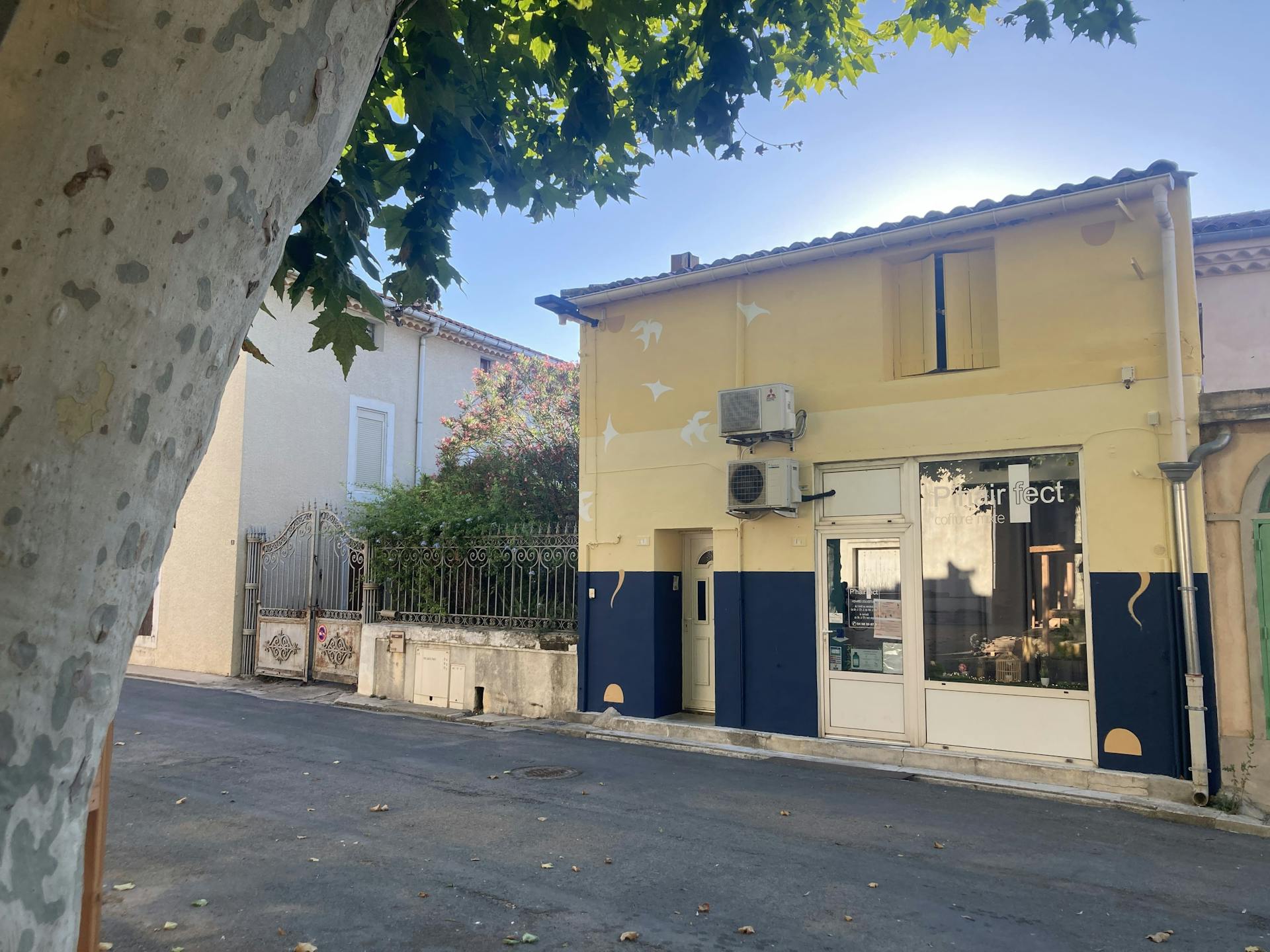 Un salon de coiffure peint aux couleurs et aux motifs de la promenade Marcelin Albert du village d'Argeliers par l'agence de design Studio Katra.