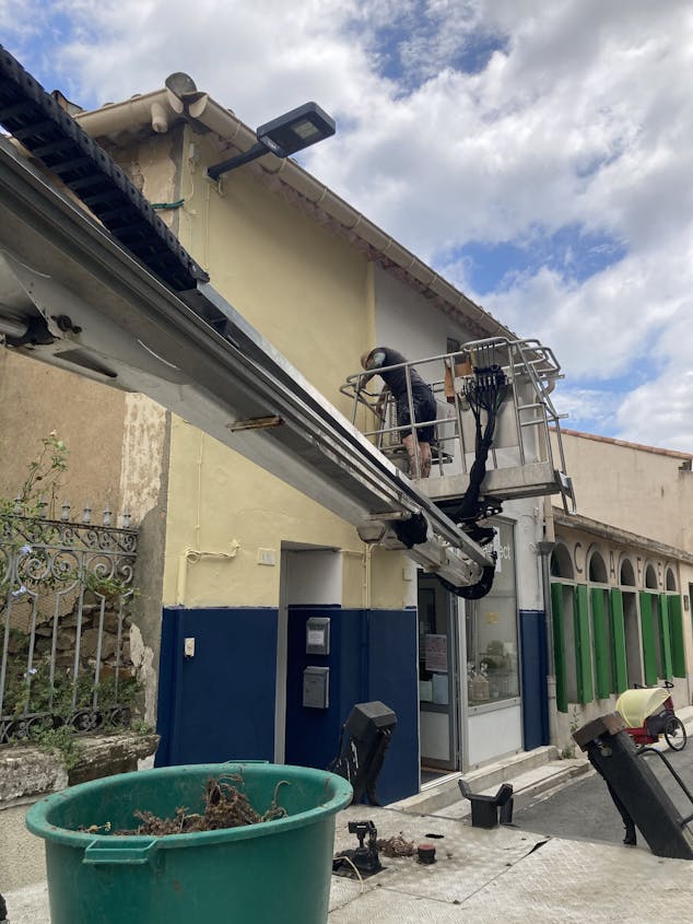 Un salon de coiffure peint aux couleurs et aux motifs de la promenade Marcelin Albert du village d'Argeliers par l'agence de design Studio Katra.