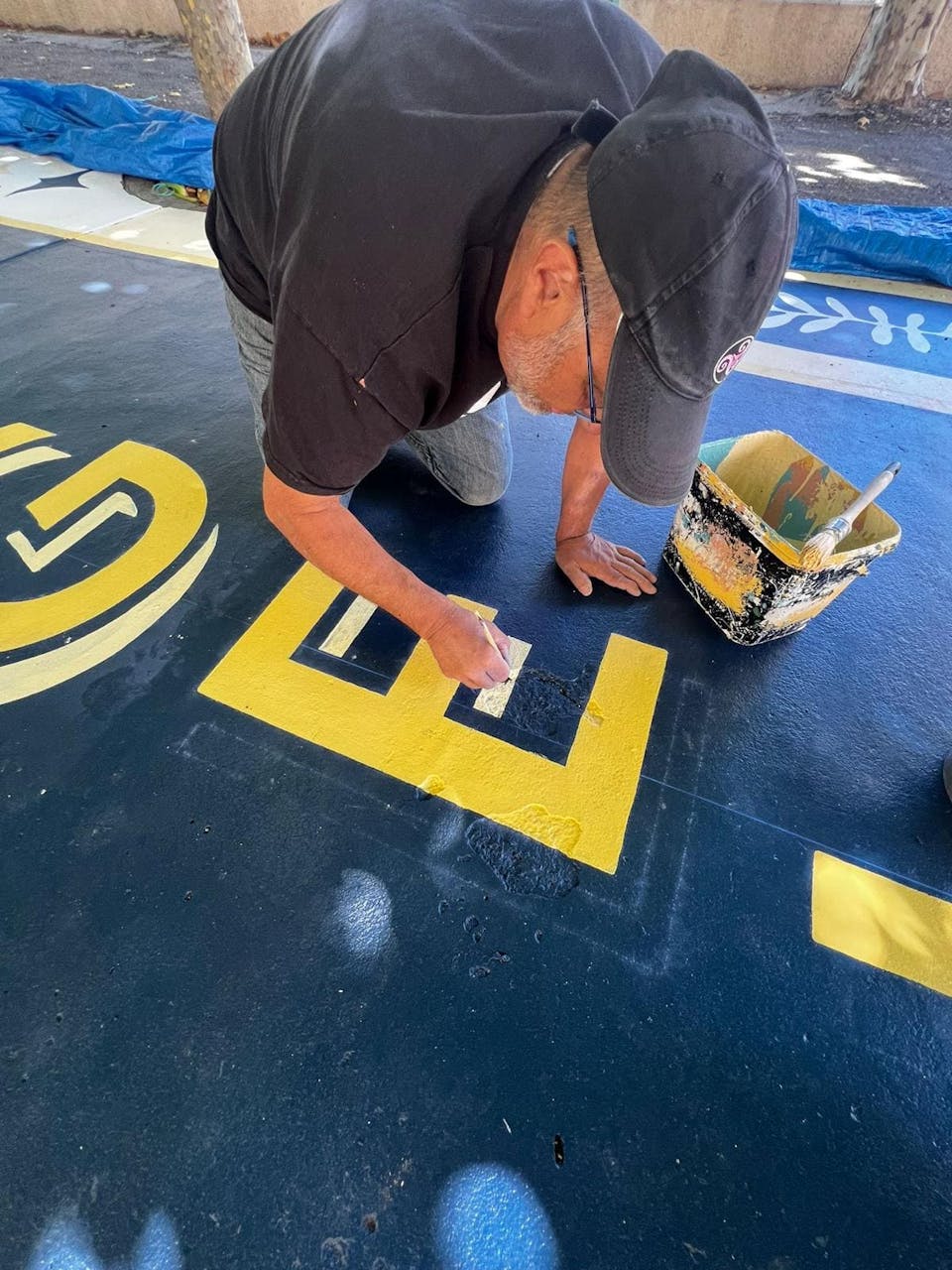 Les habitants bénévoles d'Argeliers travaillent à la réalisation d'une fresque au so réalisée sur la promenade Marcelin Albert de leur village en compagnie de l'agence de Design Studio Katra.