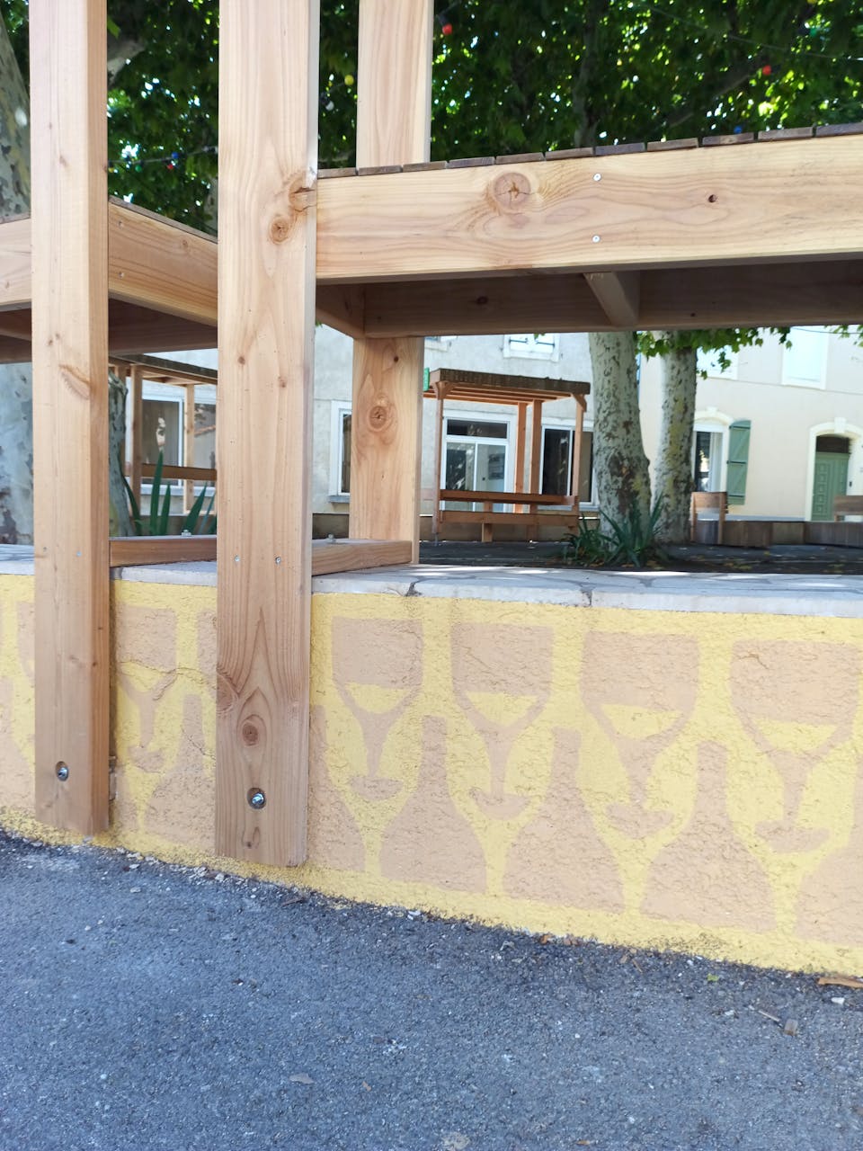 Une terrasse extérieure en bois réalisée sur la promenade Marcelin Albert du village d'Argeliers, par l'agence de design Studio Katra.