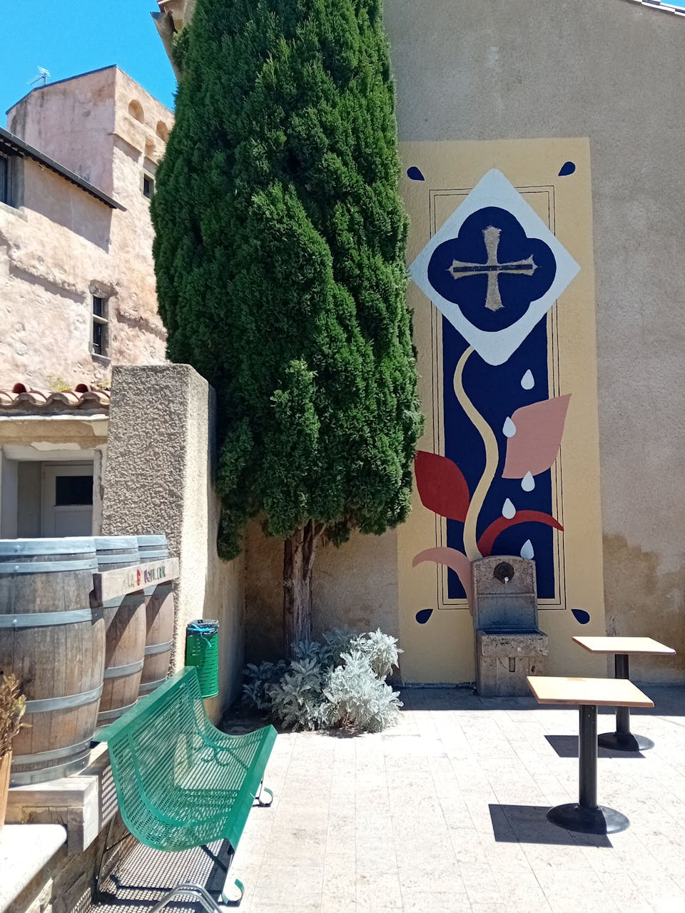 Une petite source d'eau au cœur du village d'Argeliers habillé d'une fresque murale de l'agence de design Studio Katra.