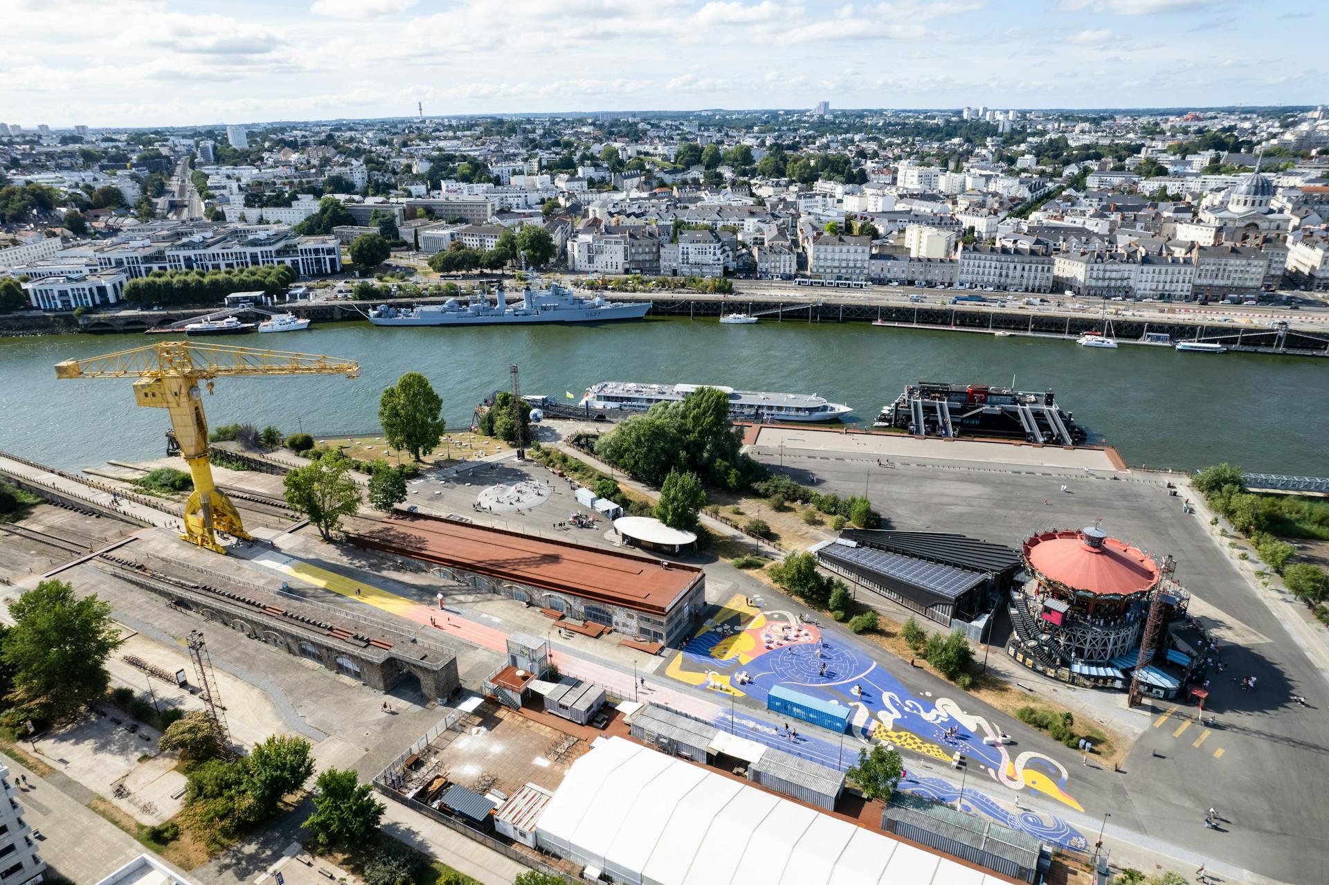 Une fresque peinte sur le sol du nouvel espace de design actif Alice Milliat à Nantes, représentant un personnage féminin en mouvement.