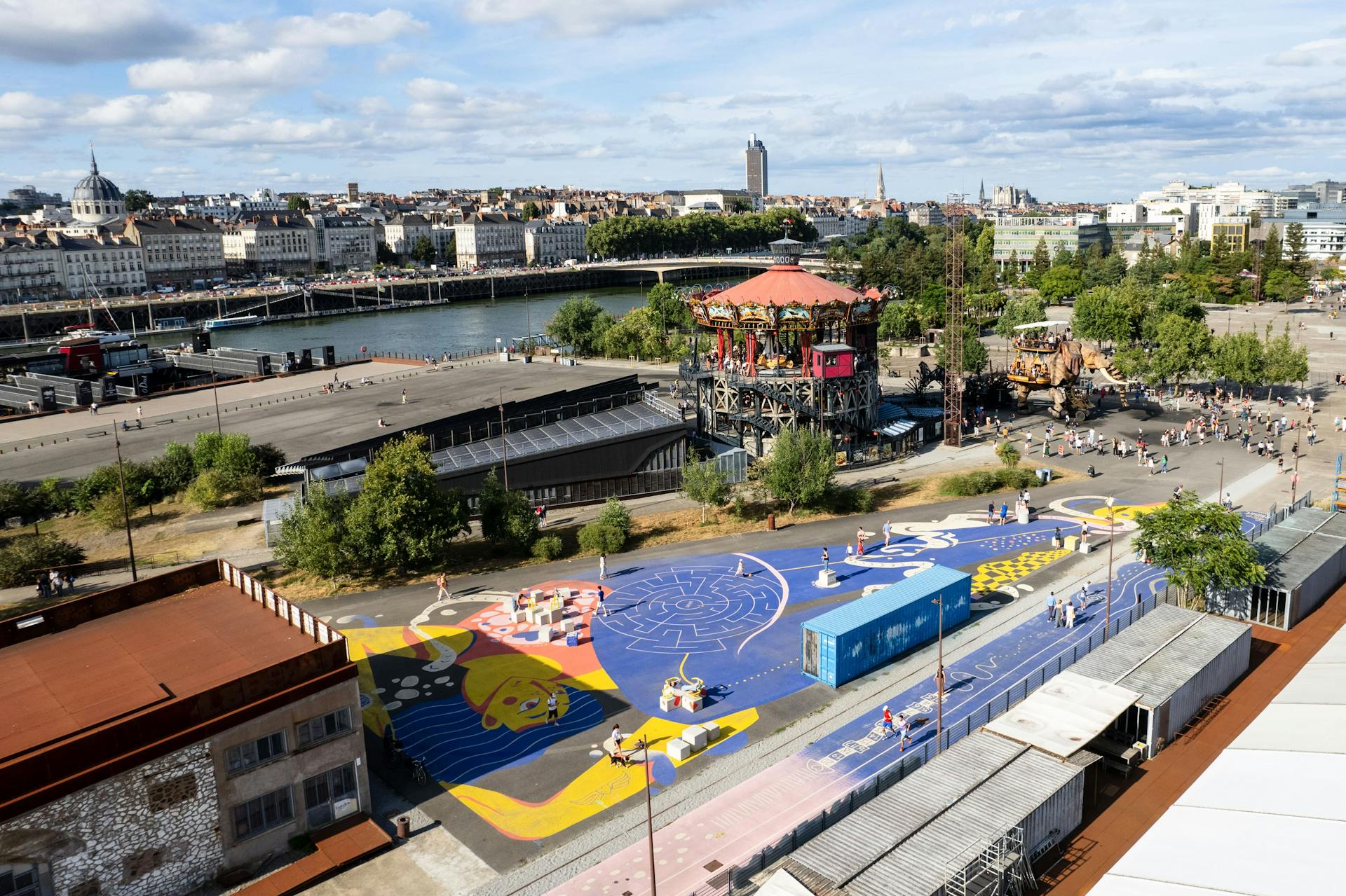 Une fresque peinte sur le sol du nouvel espace de design actif Alice Milliat à Nantes, représentant un personnage féminin en mouvement.