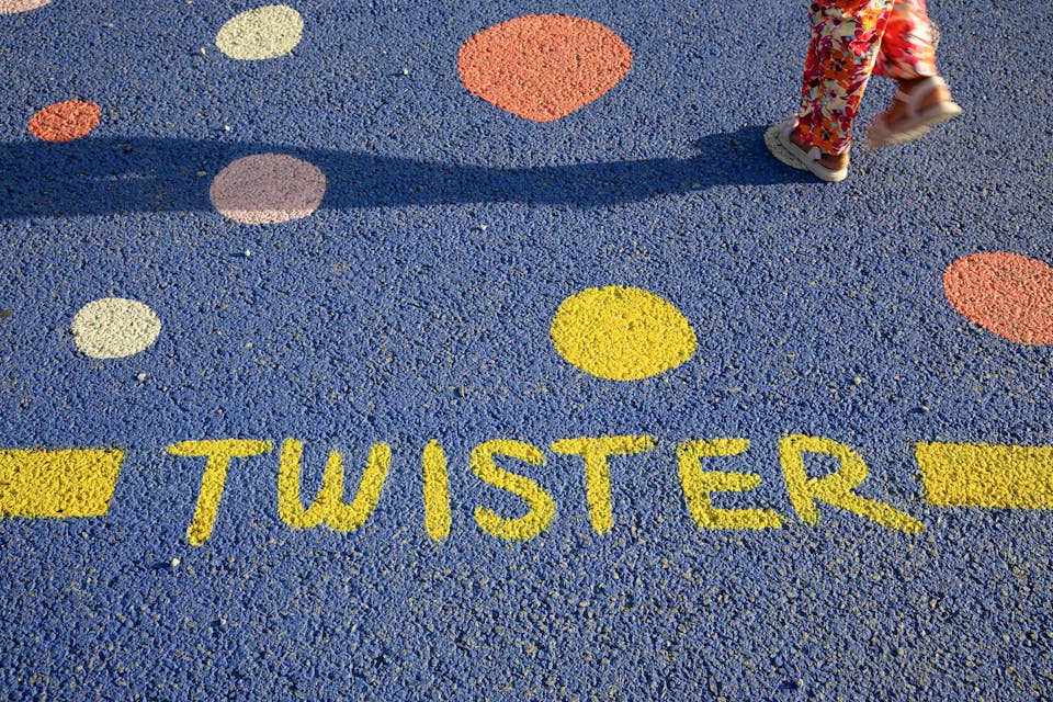 Le mot "twister" peint au sol.