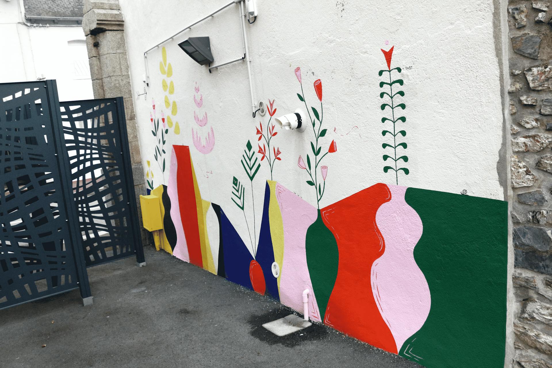 Une partie un peu plus dissimulée de la fresque d'entrée de Loudéac.