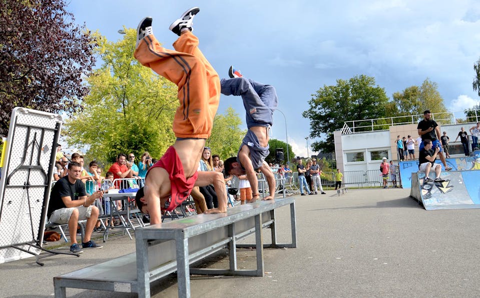 Édition 2016 du festival Urban Culture à la Chapelle-sur-Erdre : des danseurs descendent les marches d'un skatepark sur les mains.