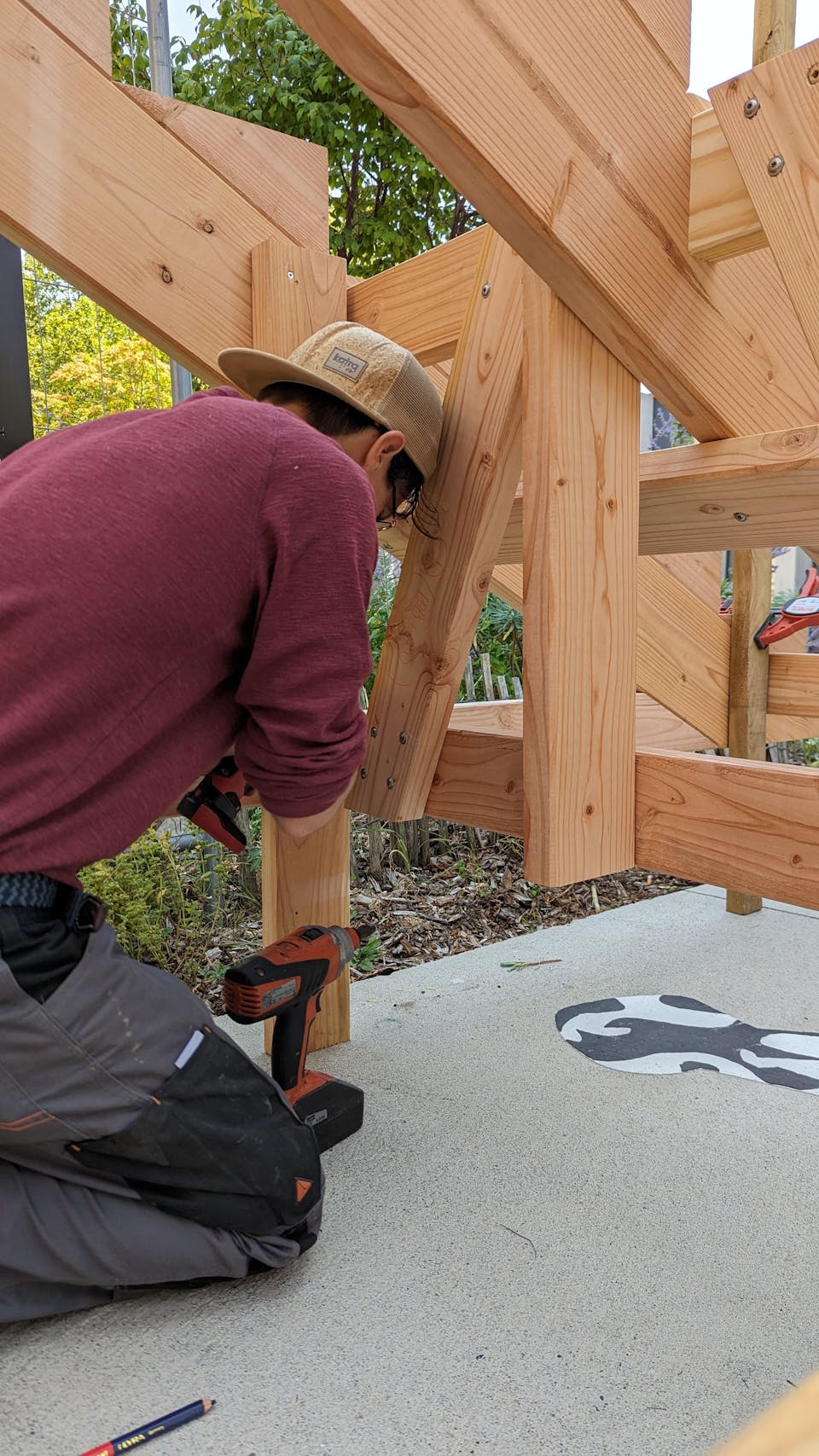 Assemblage du promontoire en bois pour le projet du Champ des Signes en collaboration avec le Voyage à Nantes.