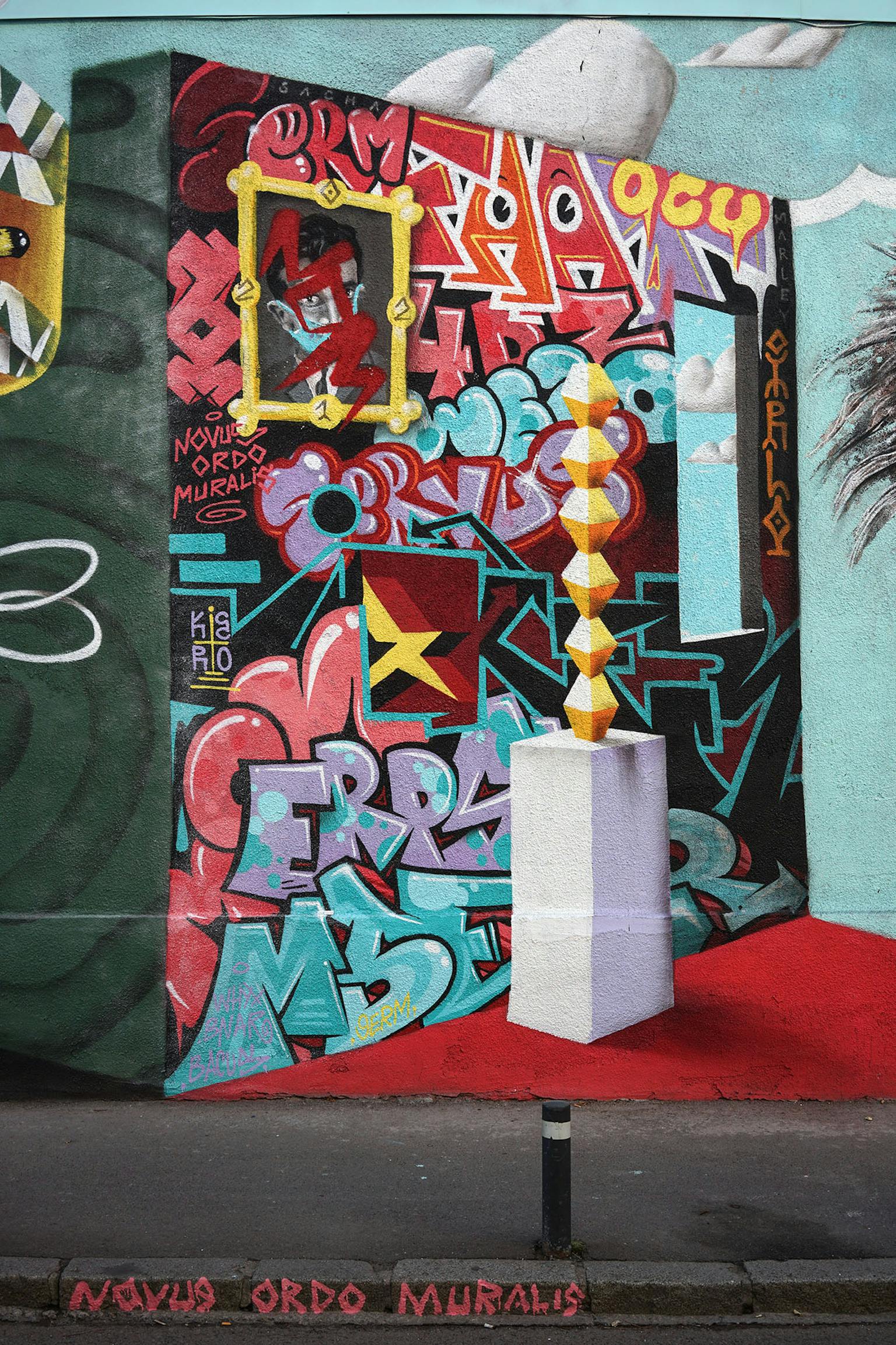 Une partie de la fresque murale du Studio Katra dans la ville de Cluj, symbolisant des graffitis.