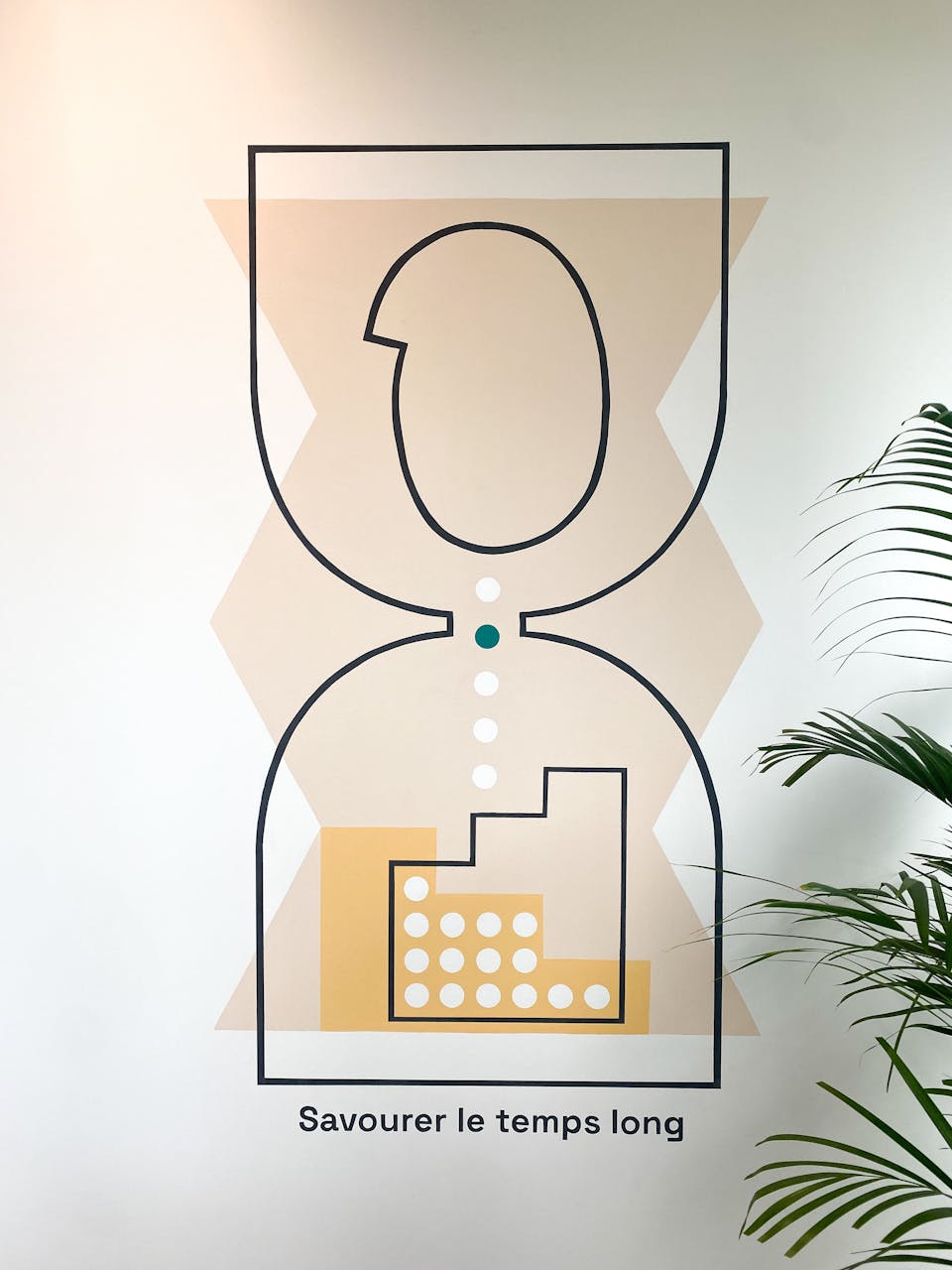 Une illustration filaire symbolisant un sablier et le temps qui s'y écoule, apposée par sticker dans le cadre de l'aménagement de la Maison de l'Entreprise à Saint-Nazaire par l'agence de design Studio Katra.