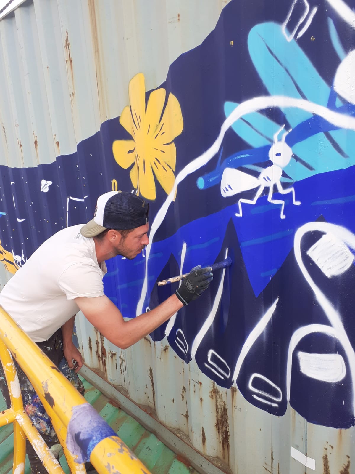 Réalisation d'une fresque murale selon l'identité visuelle de la zone d'art libre de Transfert.