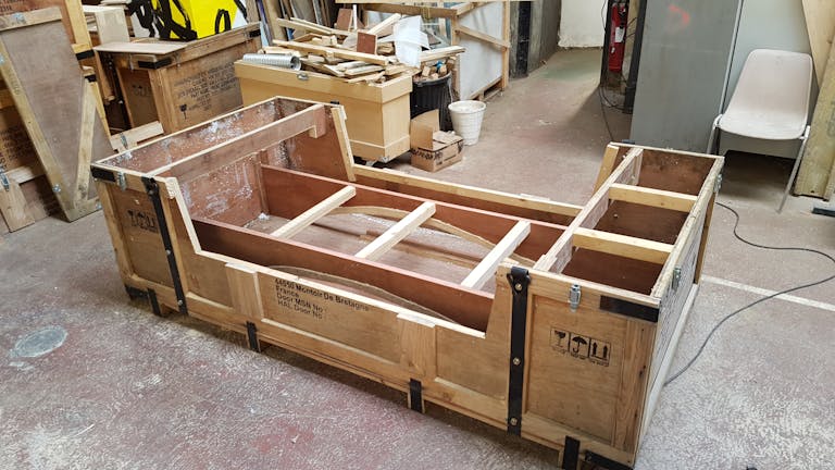 Fabrications d'assises en bois à partir de matériaux de récupération.