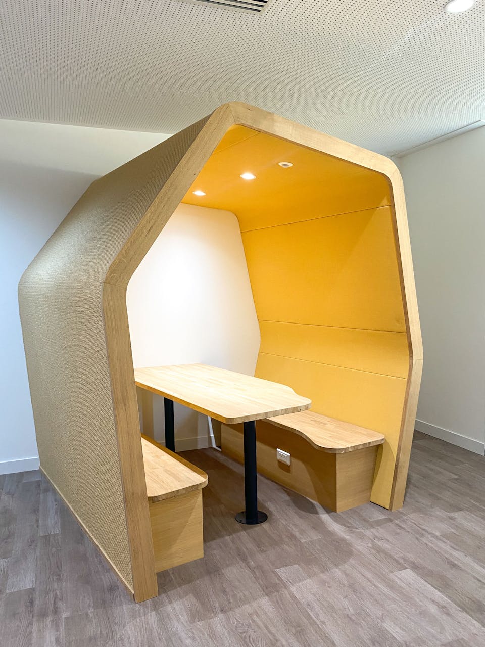 Des cabines d'isolement, dédiées aux réunions ayant lieu au sein de la Maison de l'Entreprise à Saint-Nazaire, conçues par l'agence de design Katra dans le cadre de son aménagement d'intérieur.