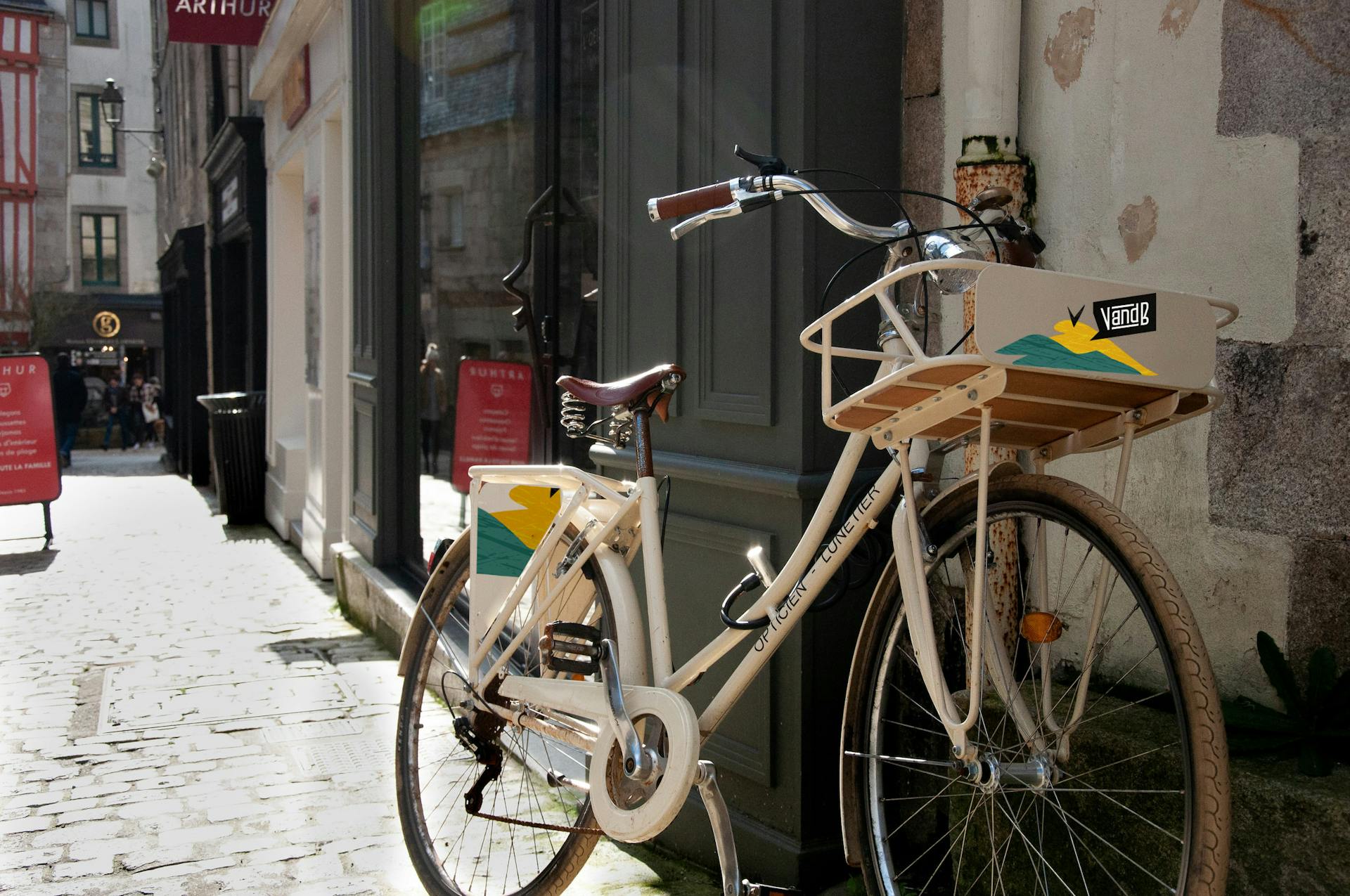 Mockup d'un vélo à l'effigie de la nouvelle identité visuelle du groupe V and B.